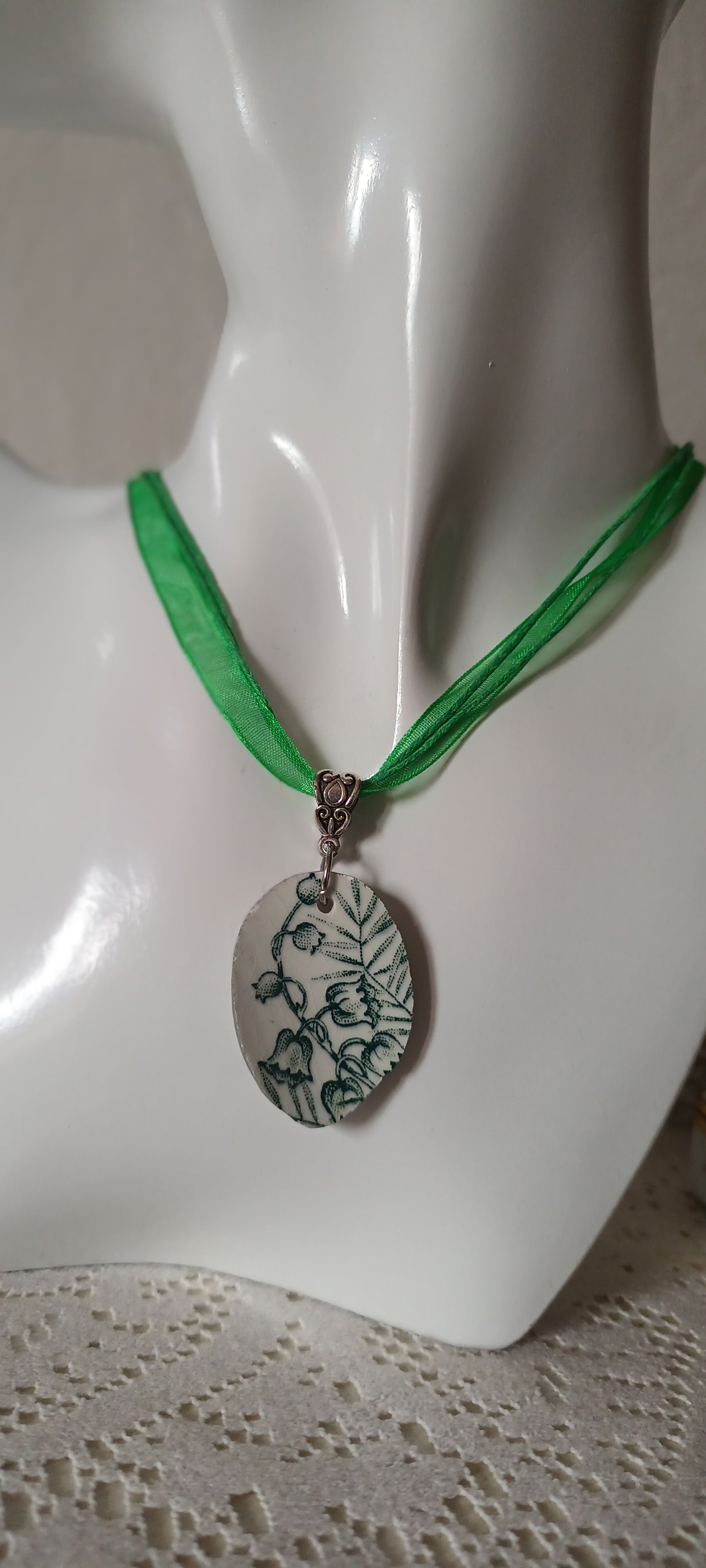 Pendentif créé à partir d'une assiette ancienne fleurie muguet