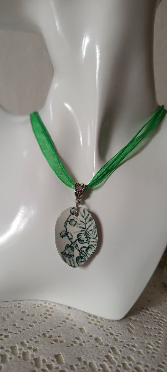 Pendentif créé à partir d'une assiette ancienne fleurie muguet