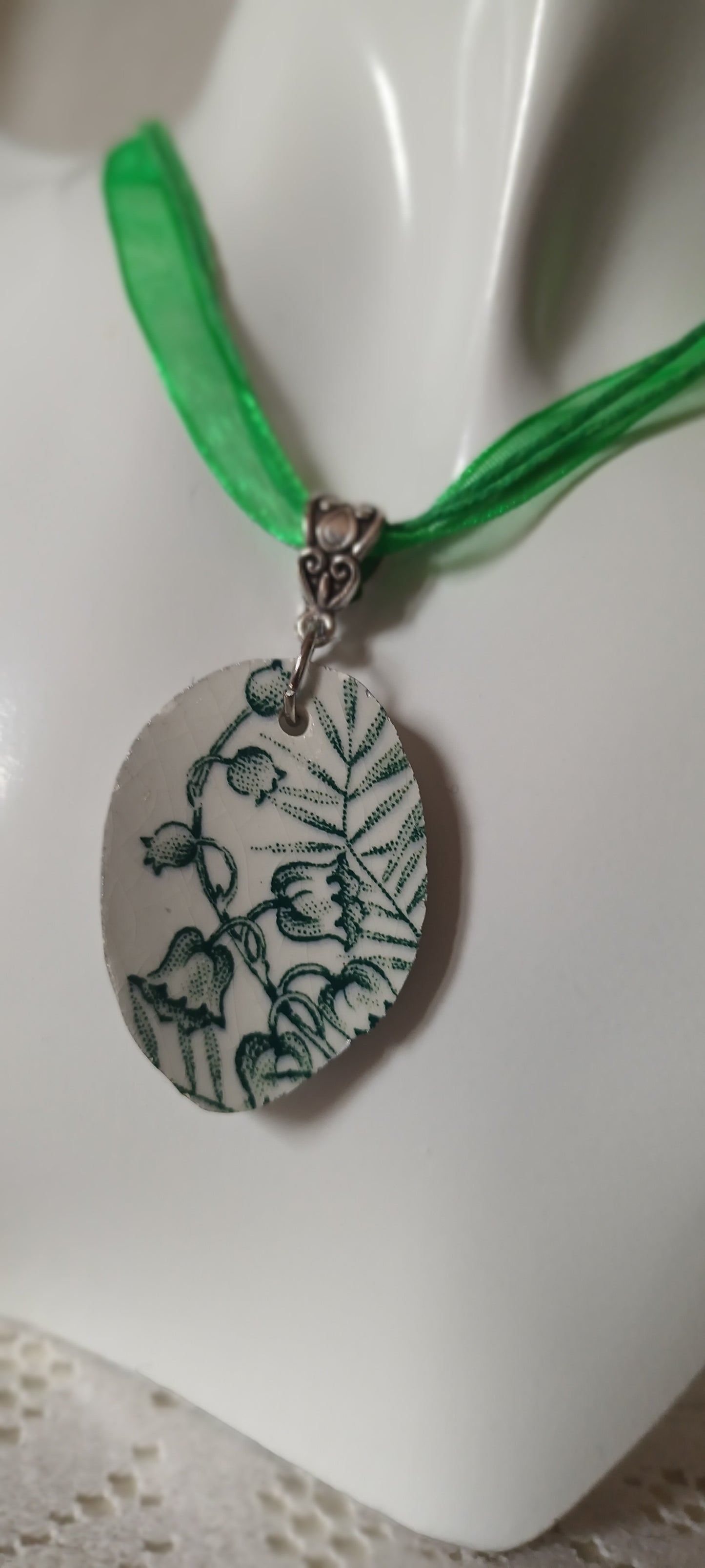 Pendentif créé à partir d'une assiette ancienne fleurie muguet
