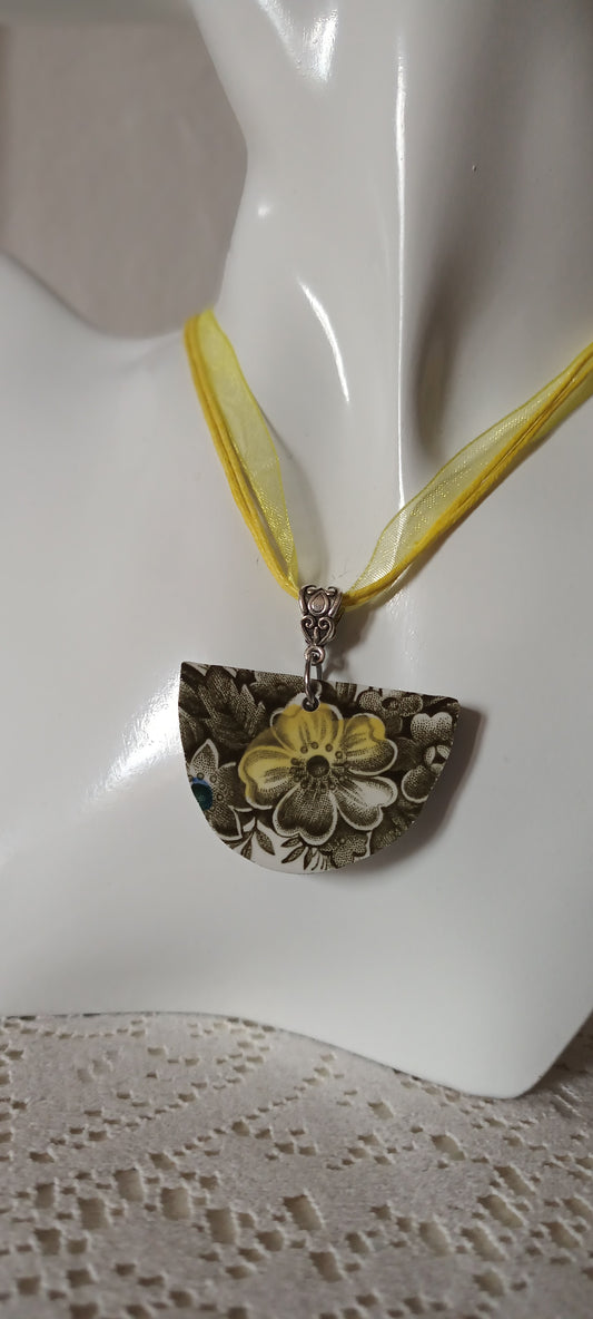 Pendentif créé à partir d'une assiette ancienne fleurie jaune et kaki en demi lune
