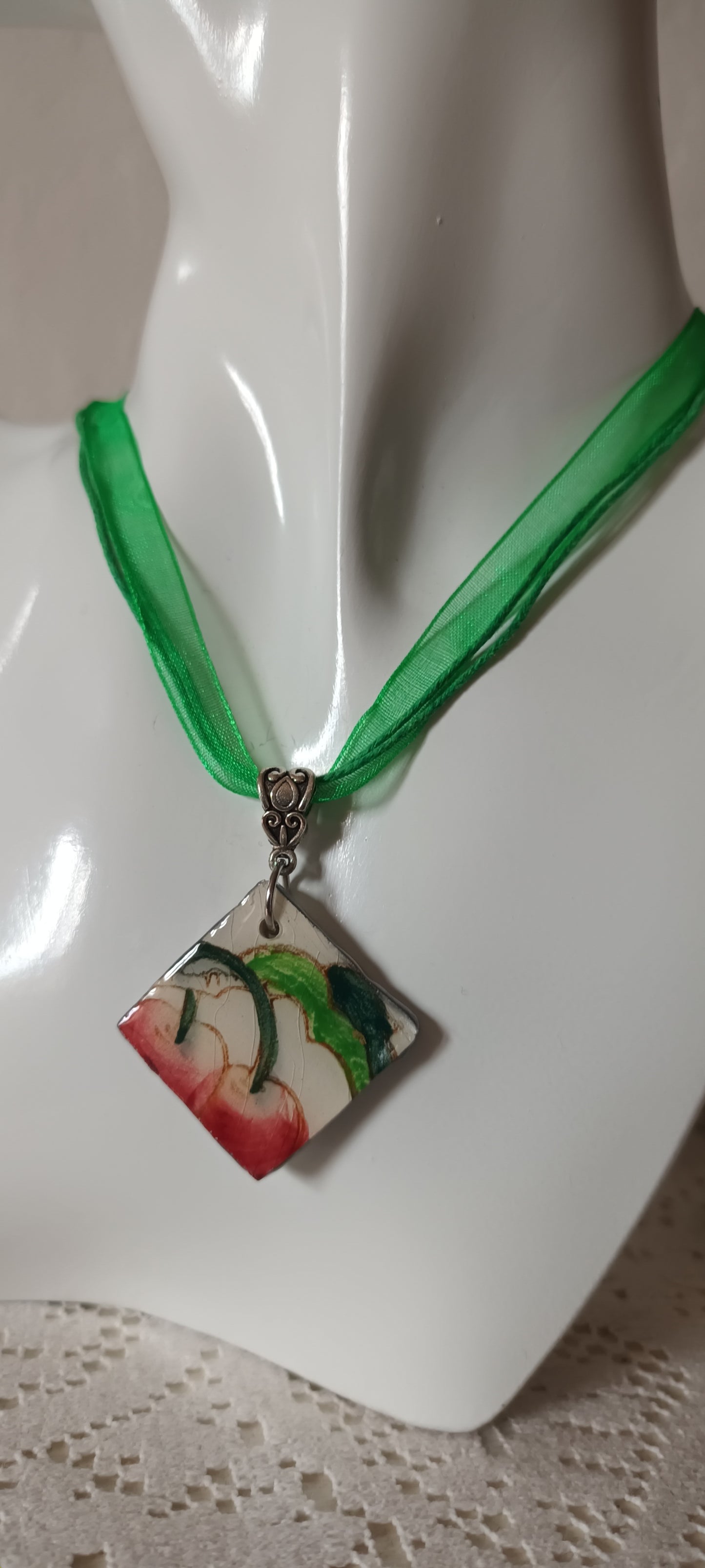 Pendentif créé à partir d'une assiette ancienne avec motifs cerises