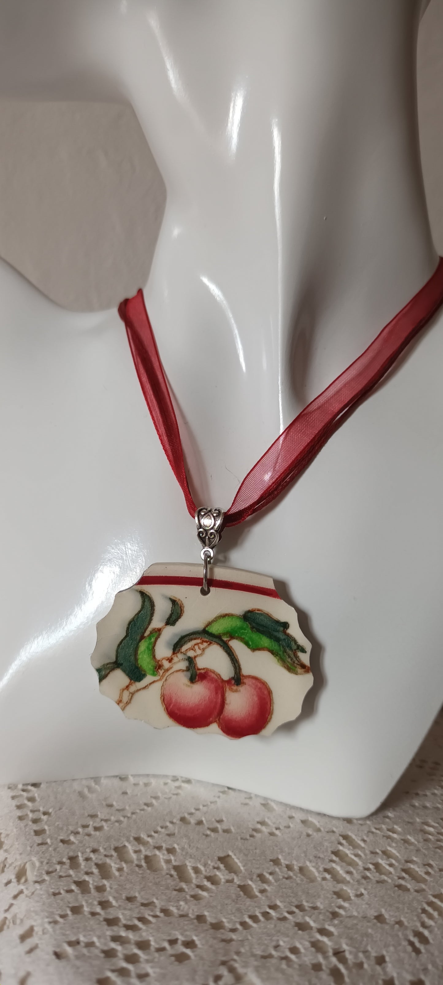 Pendentif créé à partir d'une assiette ancienne avec motifs cerises