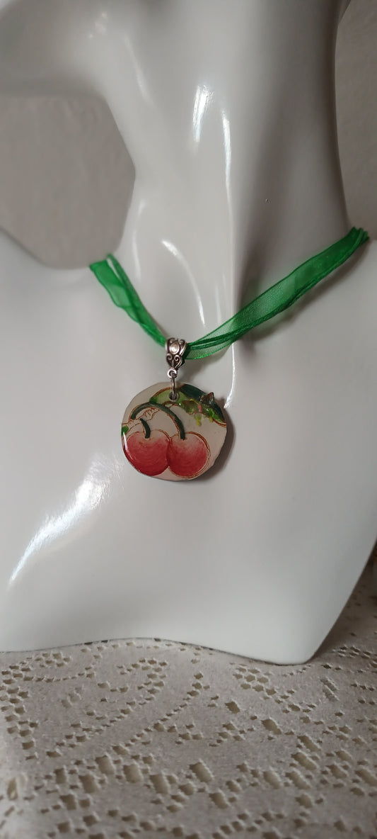Pendentif créé à partir d'une assiette ancienne avec motifs cerises