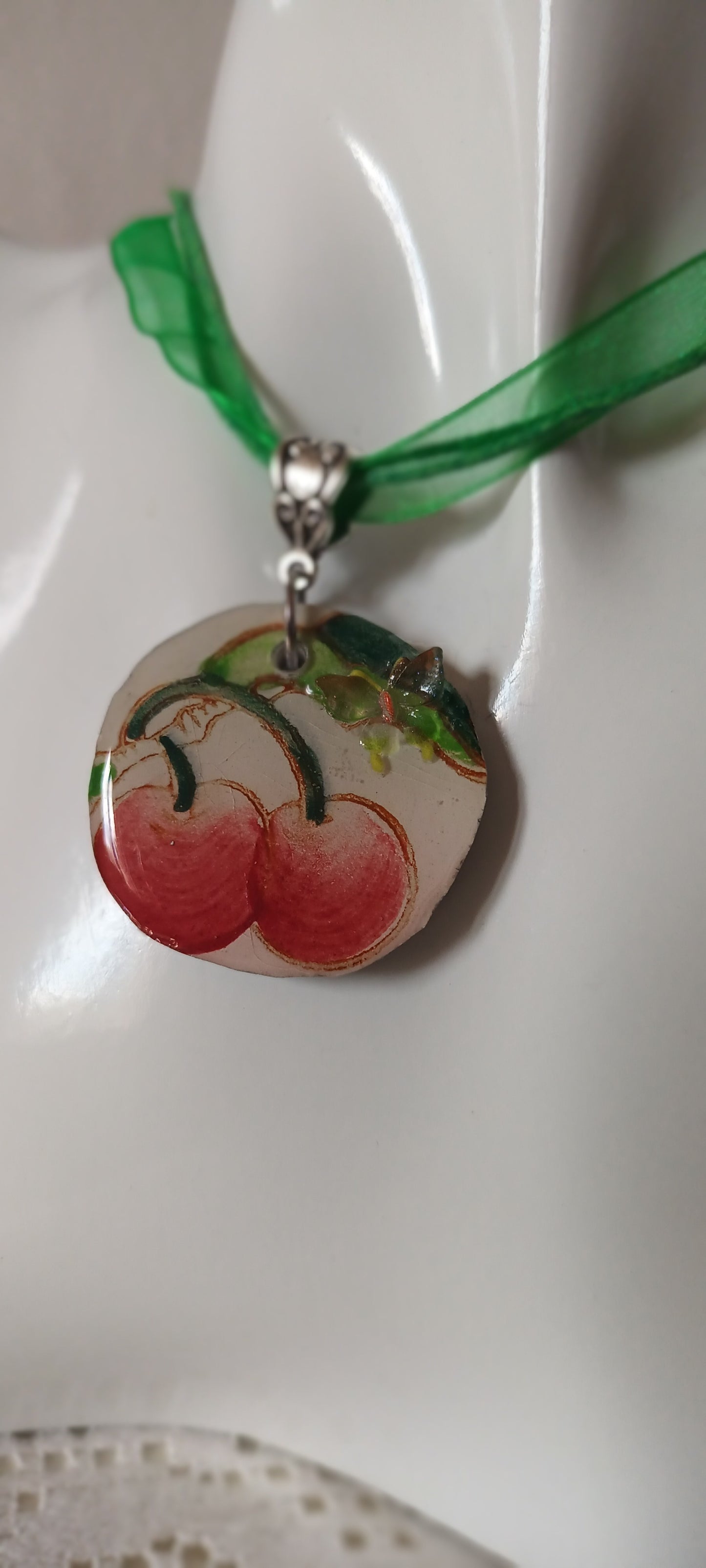 Pendentif créé à partir d'une assiette ancienne avec motifs cerises