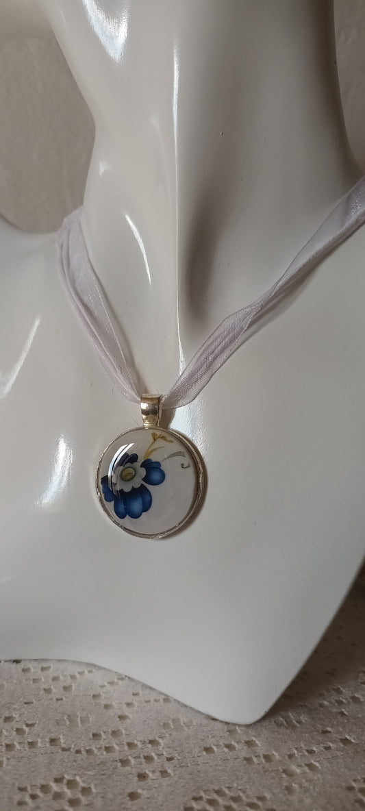 Pendentif créé à partir d'une assiette ancienne fleurie bleu
