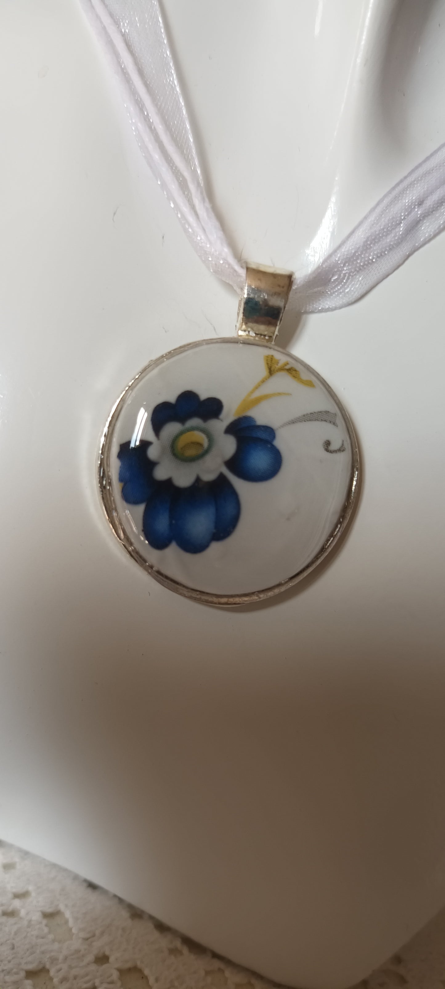 Pendentif créé à partir d'une assiette ancienne fleurie bleu
