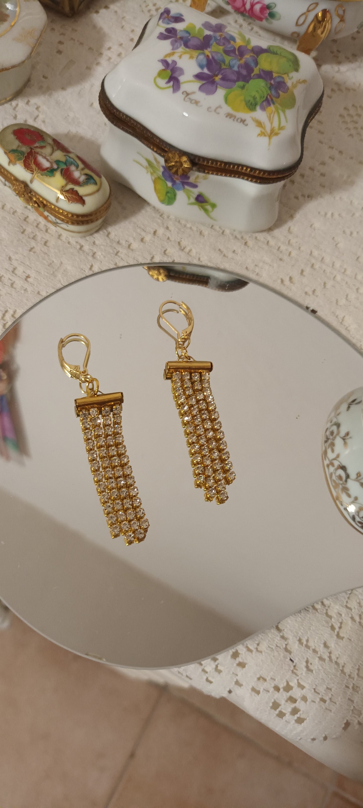 Boucles d'oreilles pendantes en strass fait mains dorées