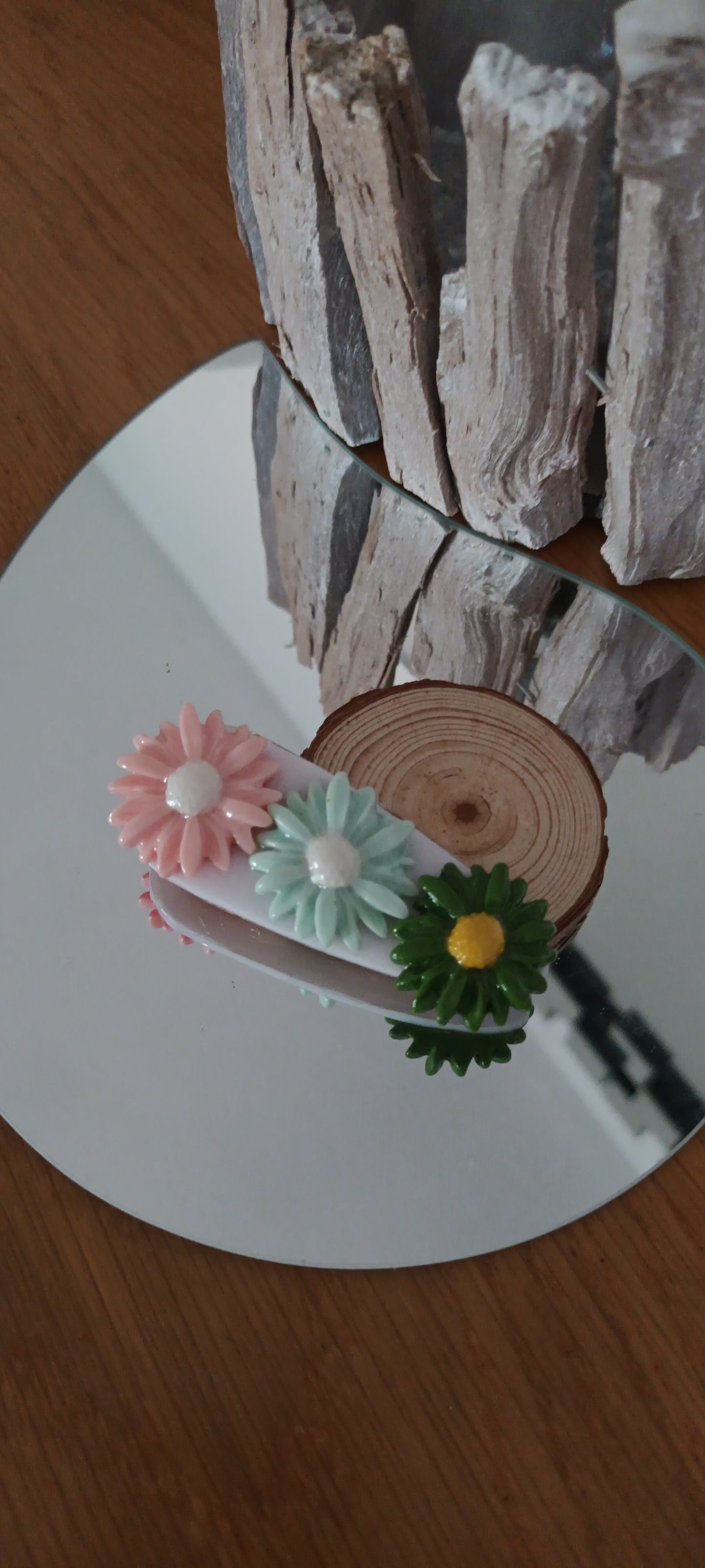Barrette en résine ovale orner de trois fleurs colorées