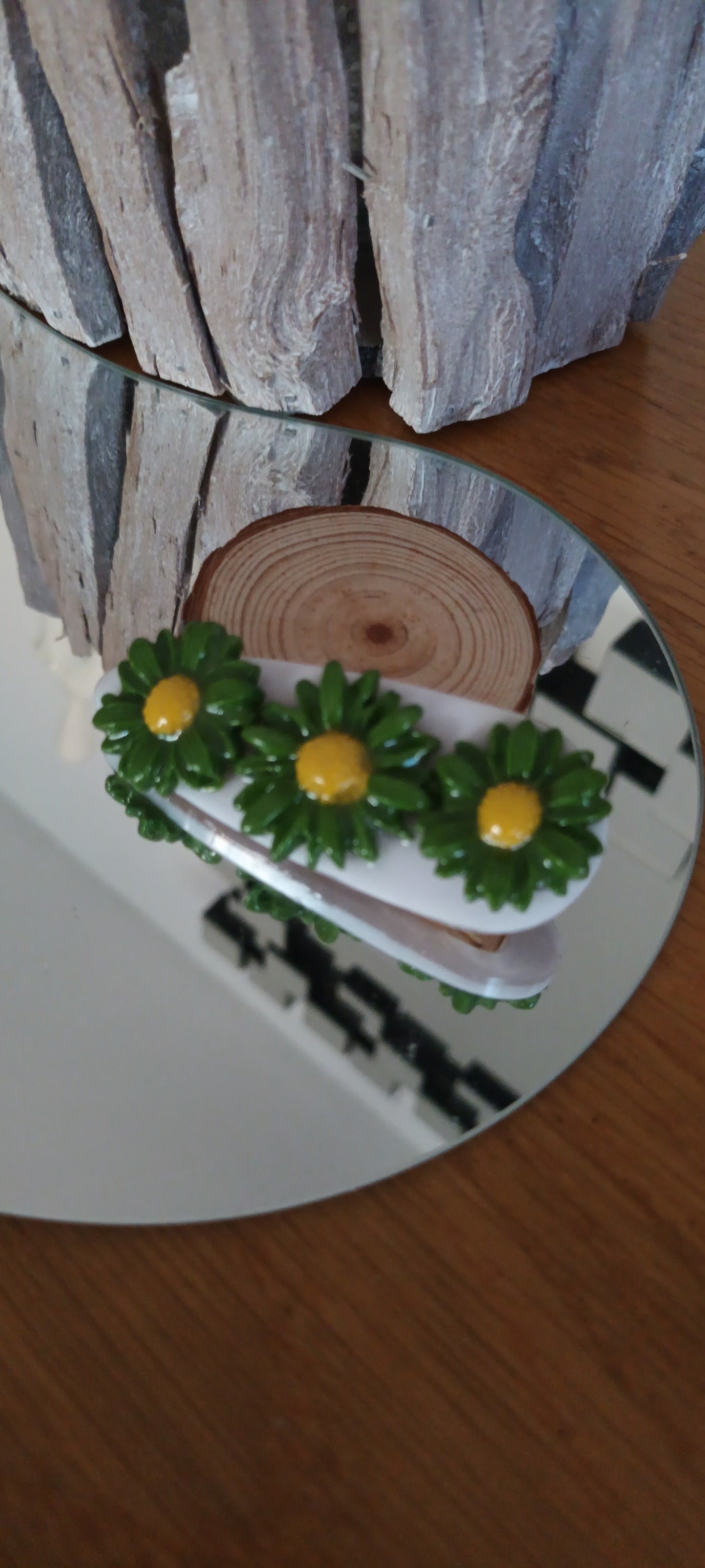 Barrette en résine ovale orner de trois fleurs colorées