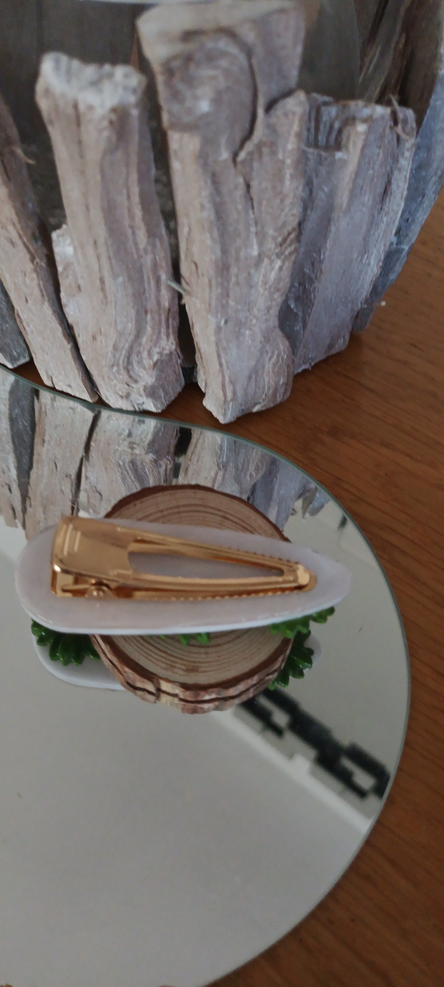 Barrette en résine ovale orner de trois fleurs colorées