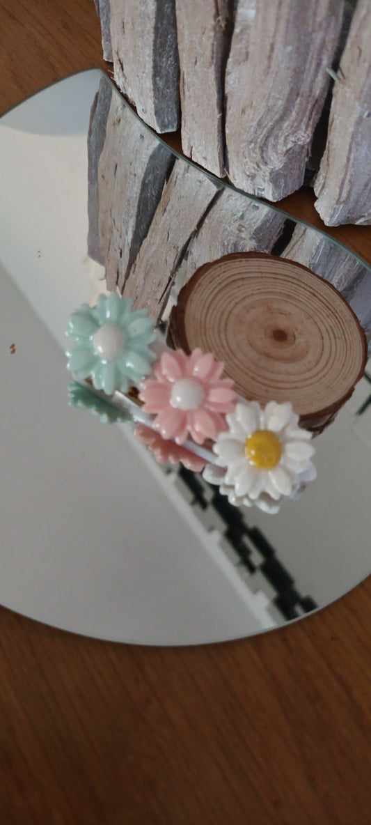Barrette en résine ovale orner de trois fleurs colorées