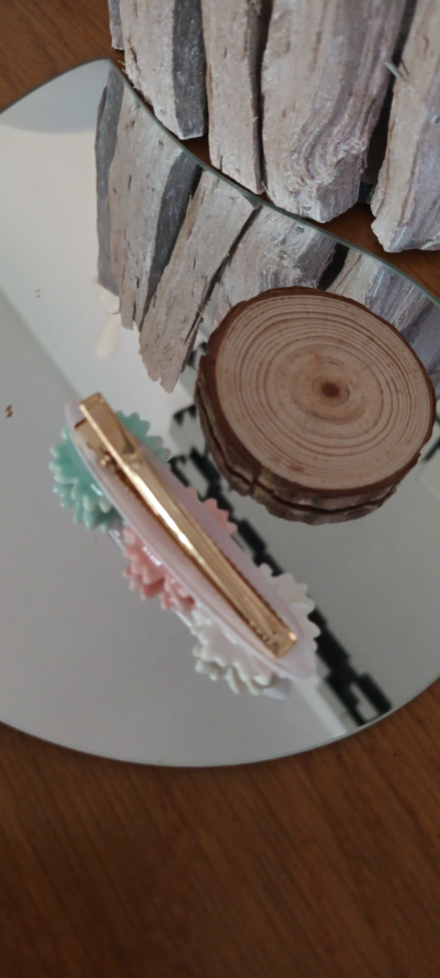 Barrette en résine ovale orner de trois fleurs colorées