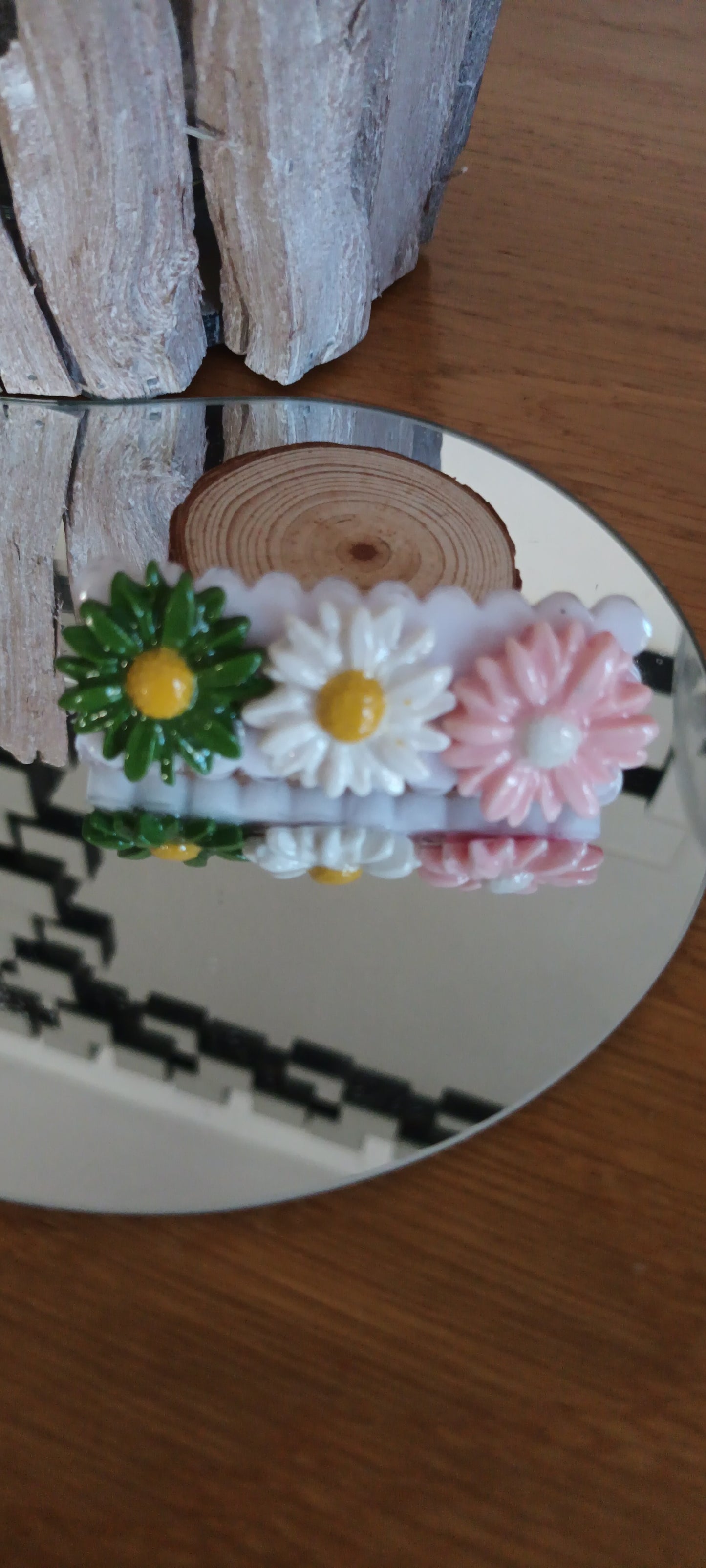 Barrette en résine ovale orner de trois fleurs colorées
