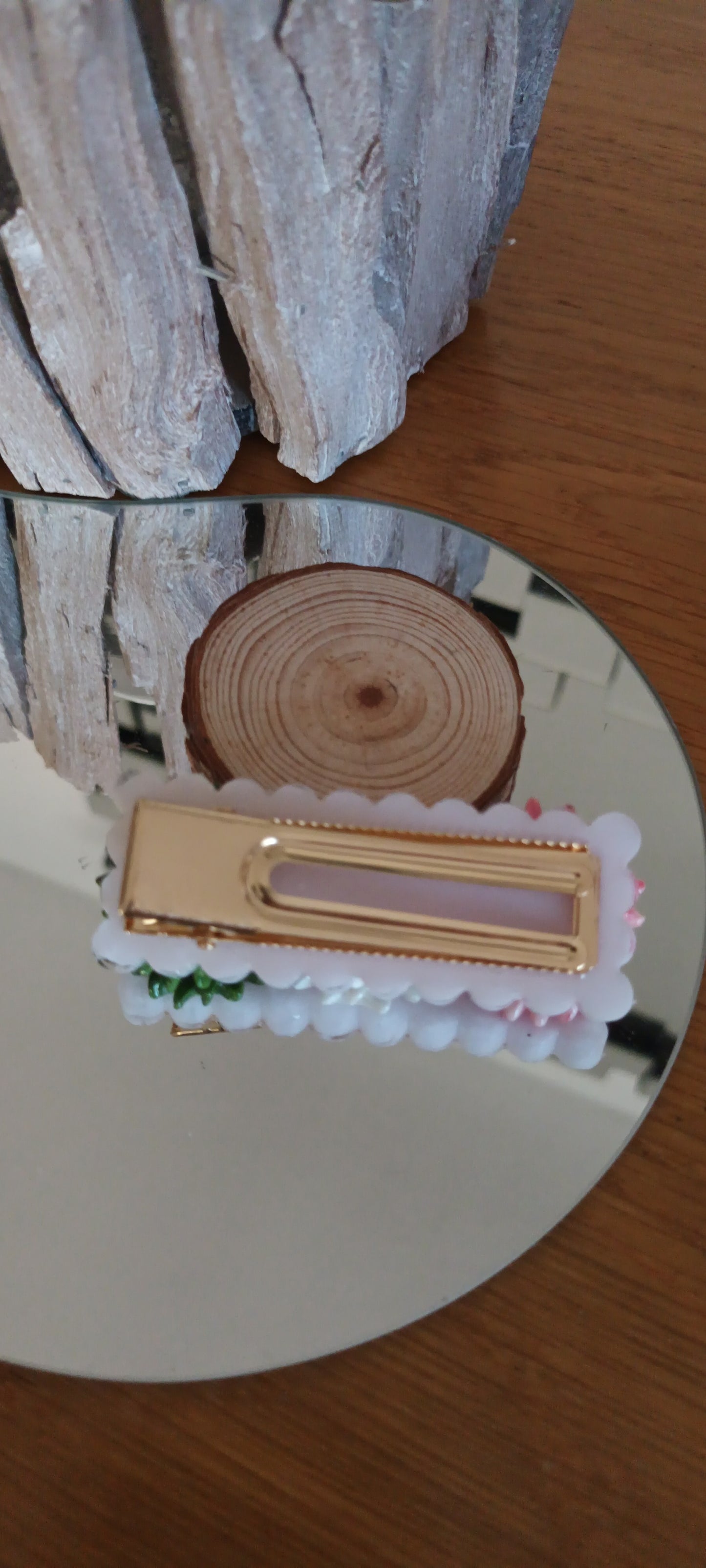 Barrette en résine ovale orner de trois fleurs colorées