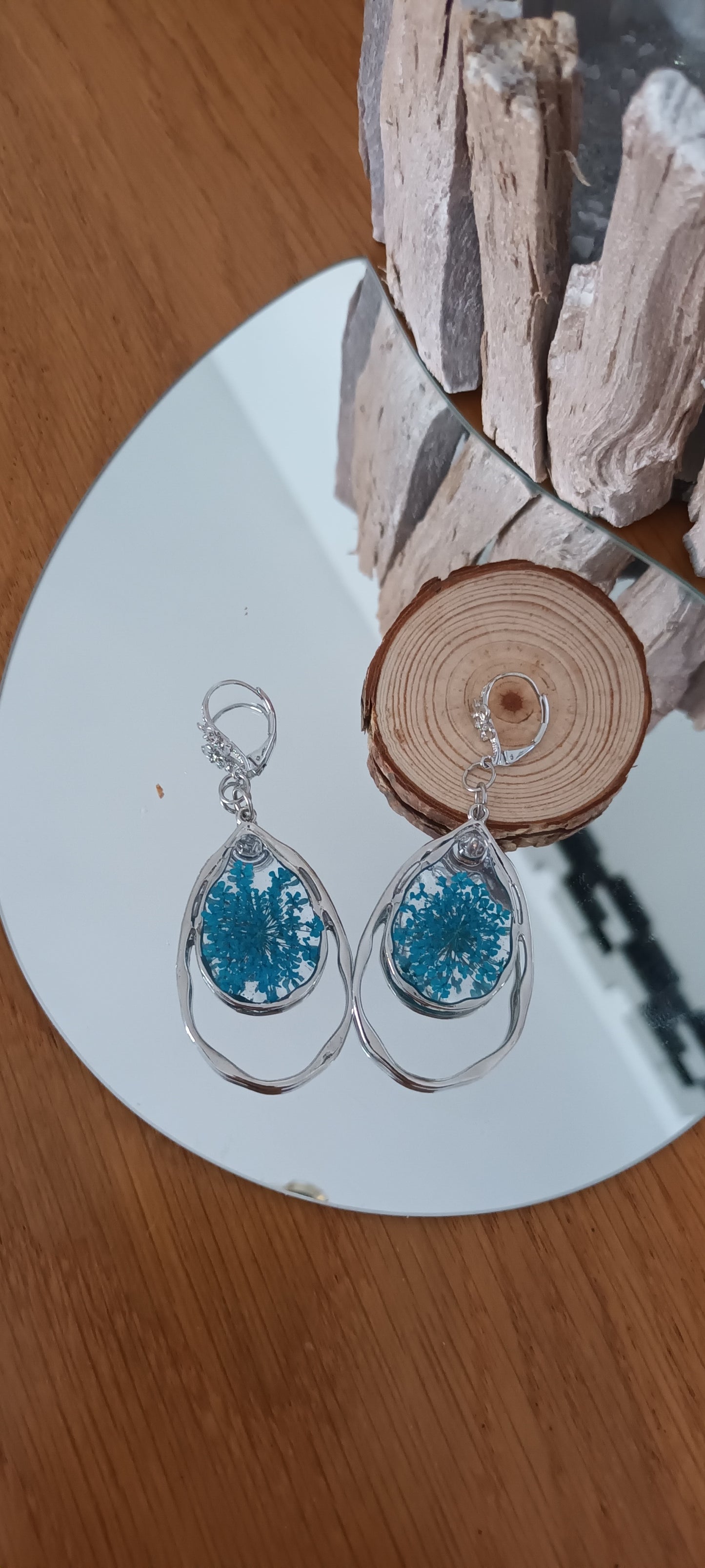 Boucles d'oreilles en résine et fleurs séchées bleues