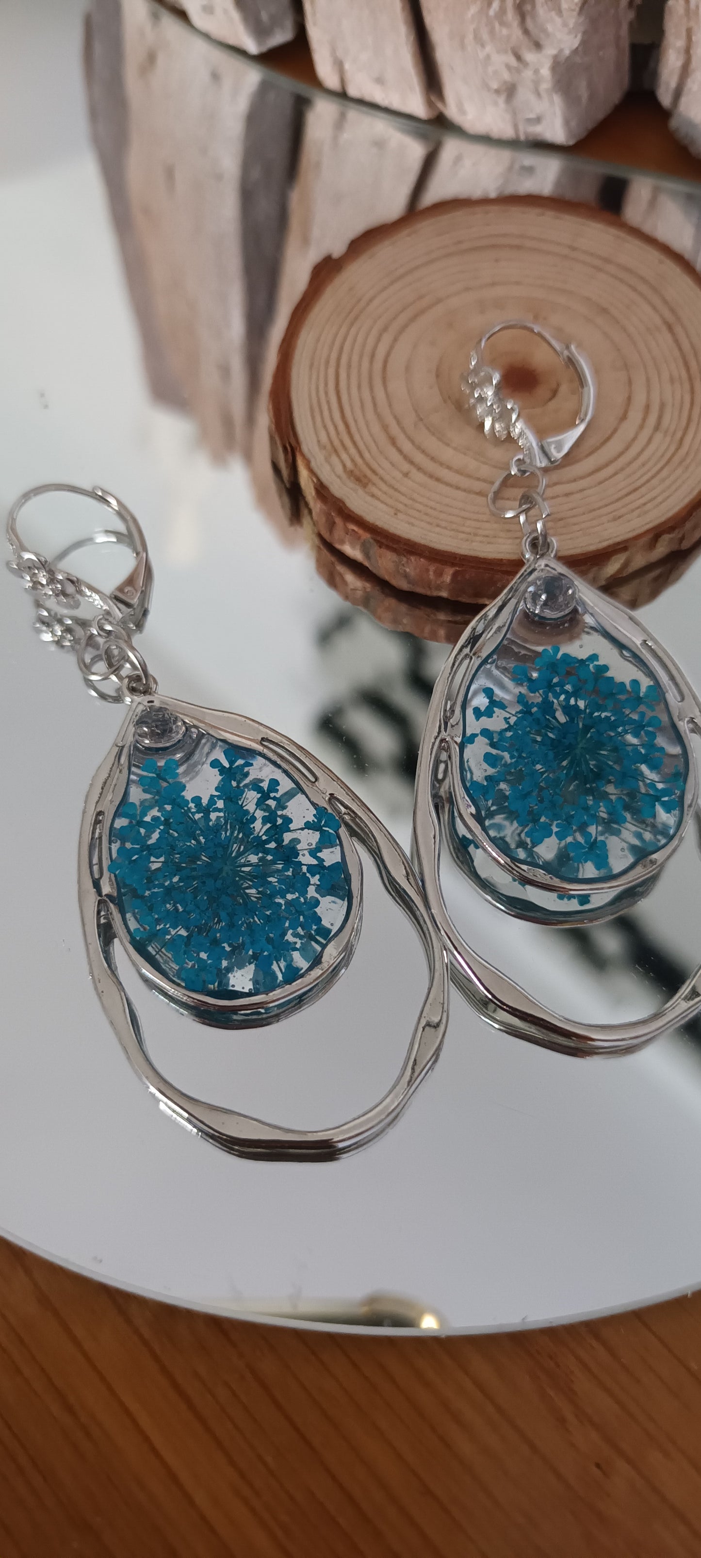 Boucles d'oreilles en résine et fleurs séchées bleues