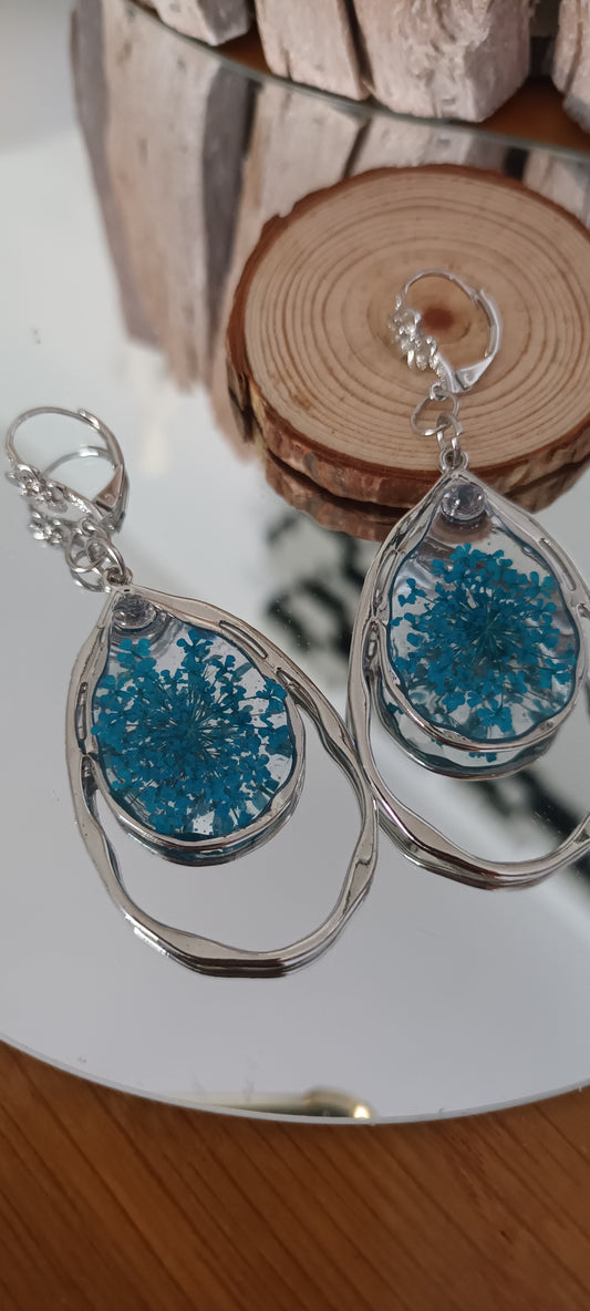 Boucles d'oreilles en résine et fleurs séchées bleues