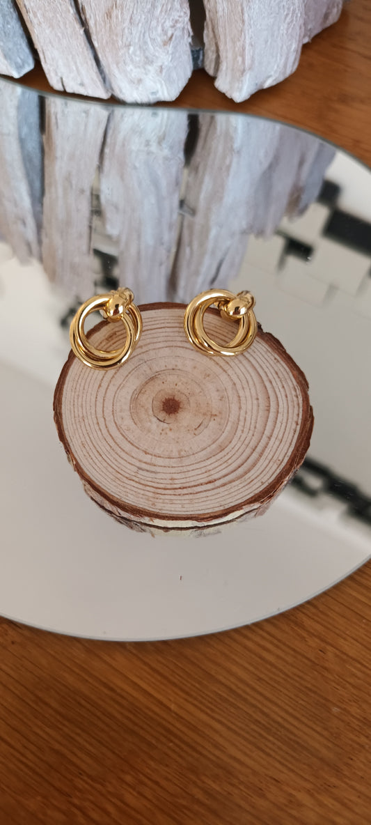 Boucles d'oreilles dorées hypoallergéniques confortable