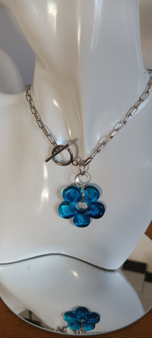 collier en résine alcool coloré bleu lagon