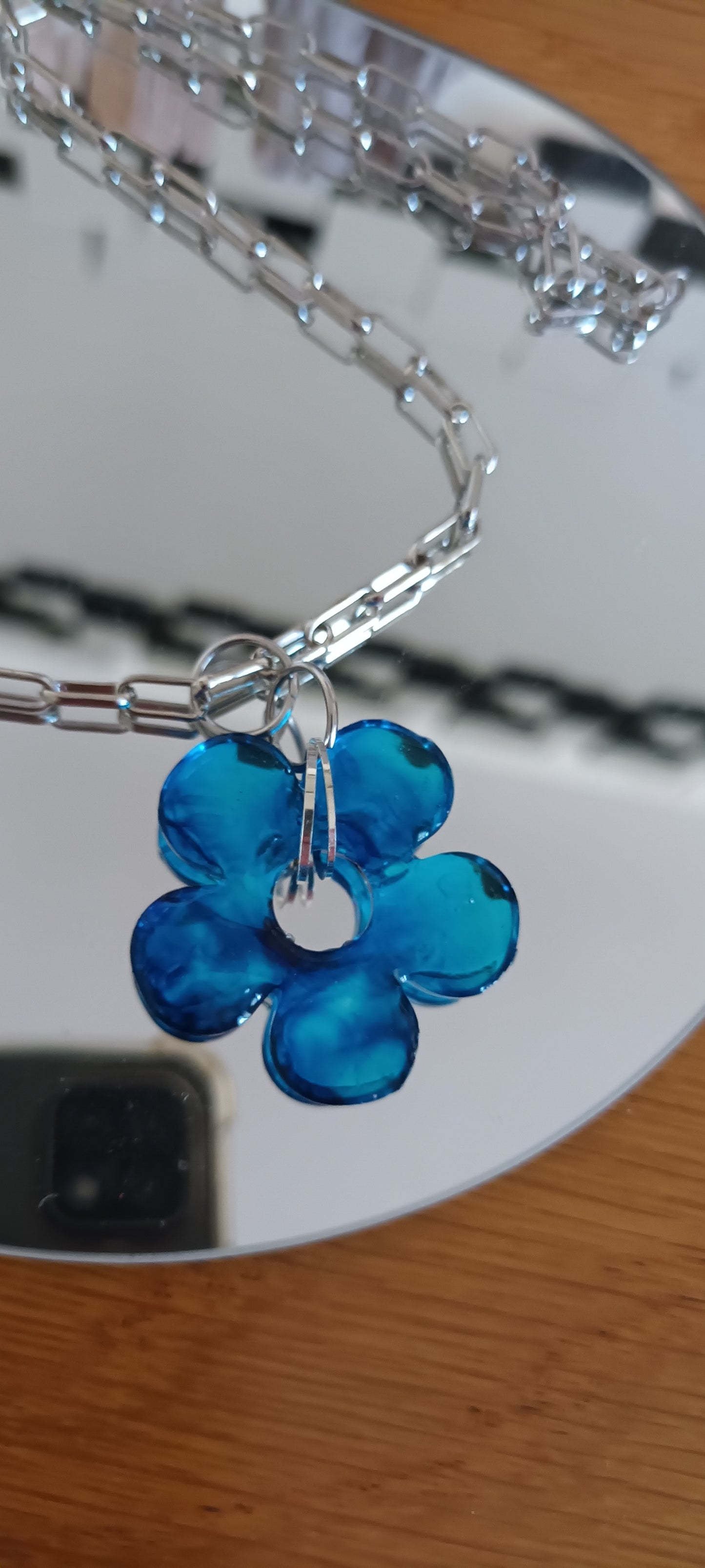collier en résine alcool coloré bleu lagon