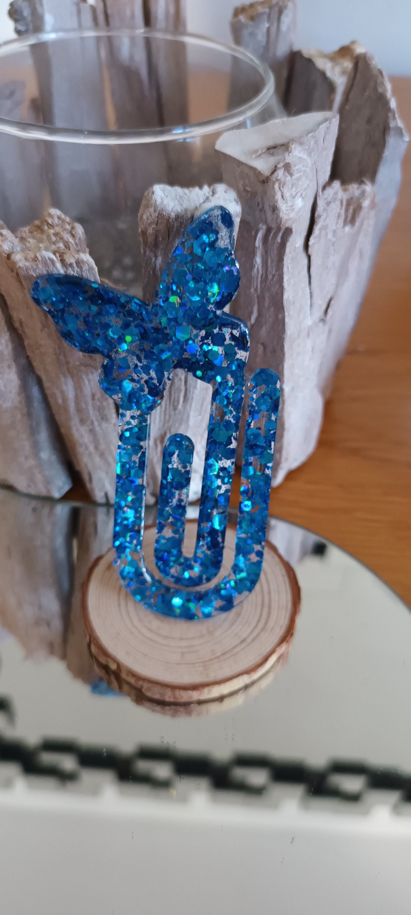 Marque page en résine en forme de trombone avec paillettes motif papillon