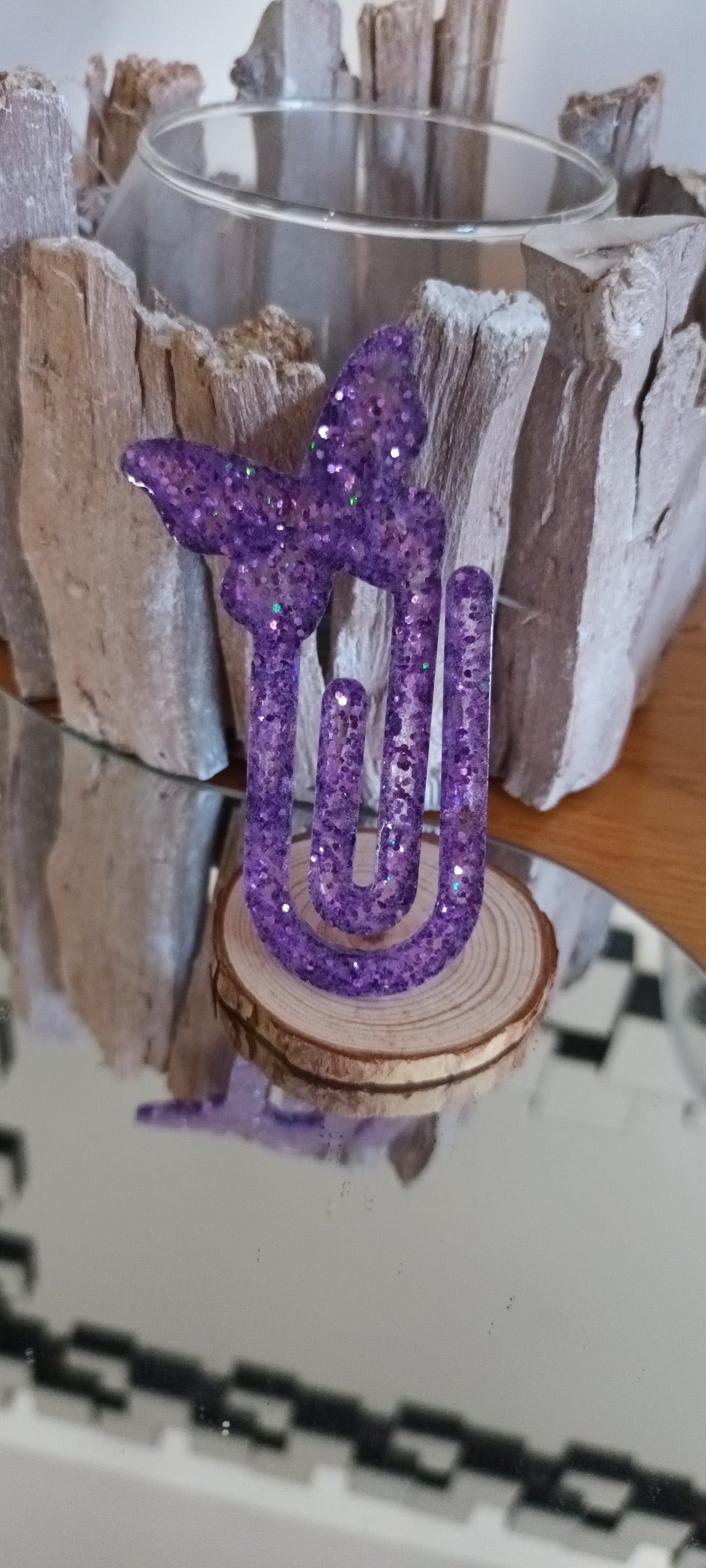 Marque page en résine en forme de trombone avec paillettes motif papillon