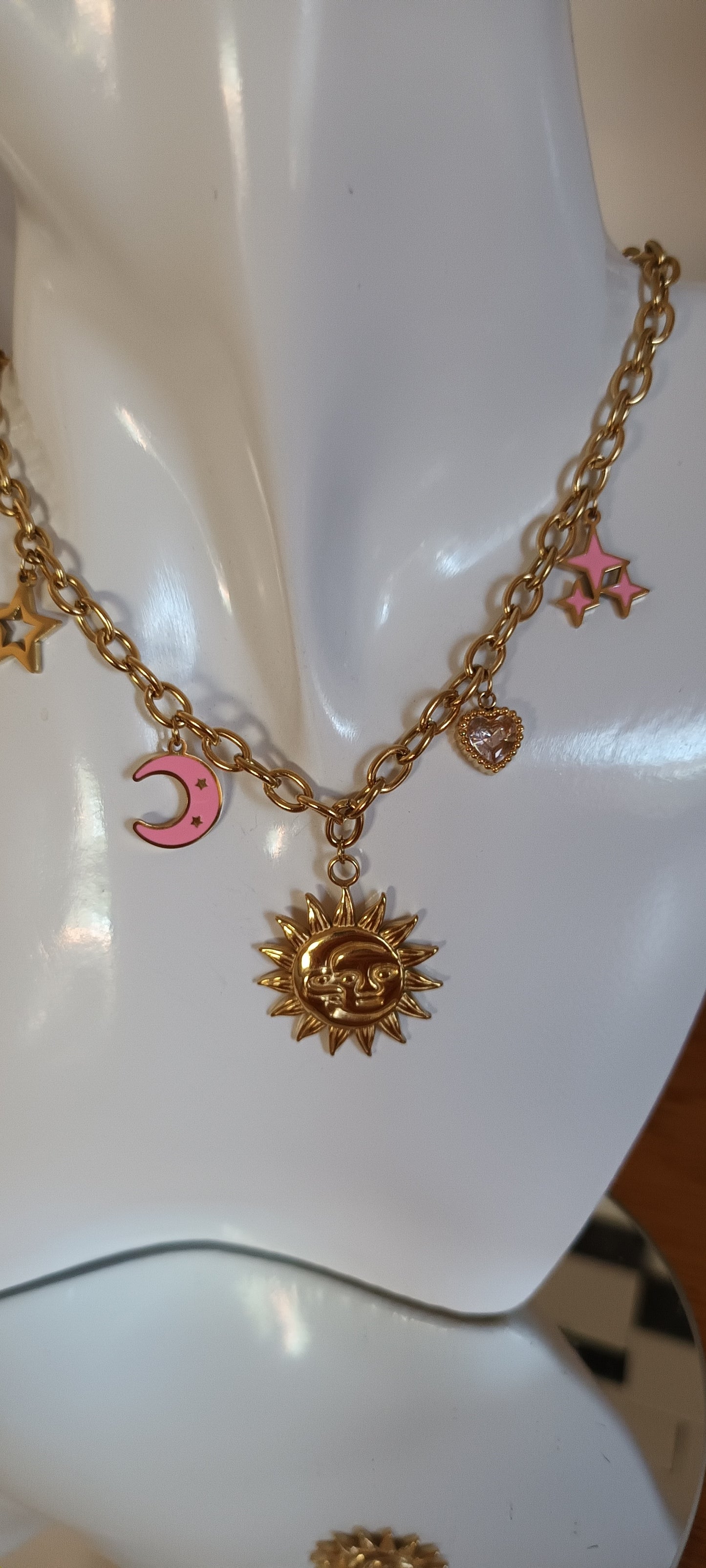 Collier pendentif rétro forme soleil doré