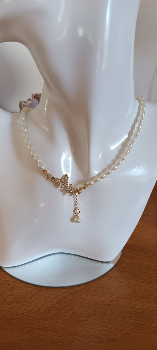 Collier en perles d'eau douce papillon