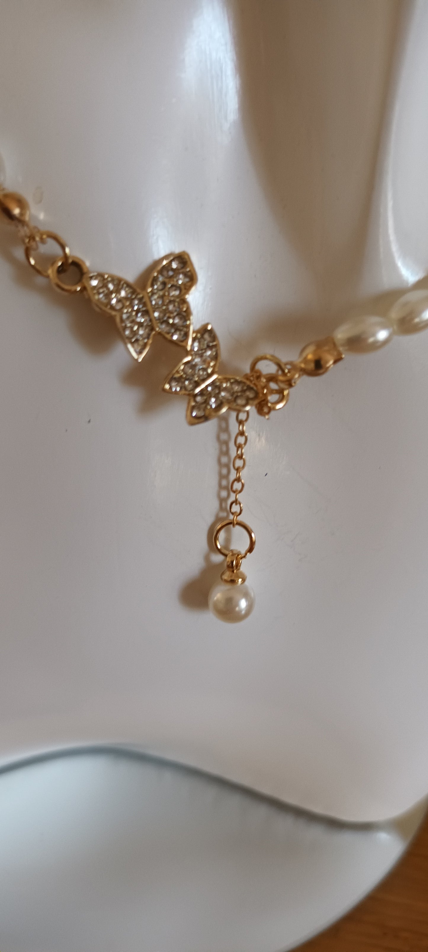 Collier en perles d'eau douce papillon