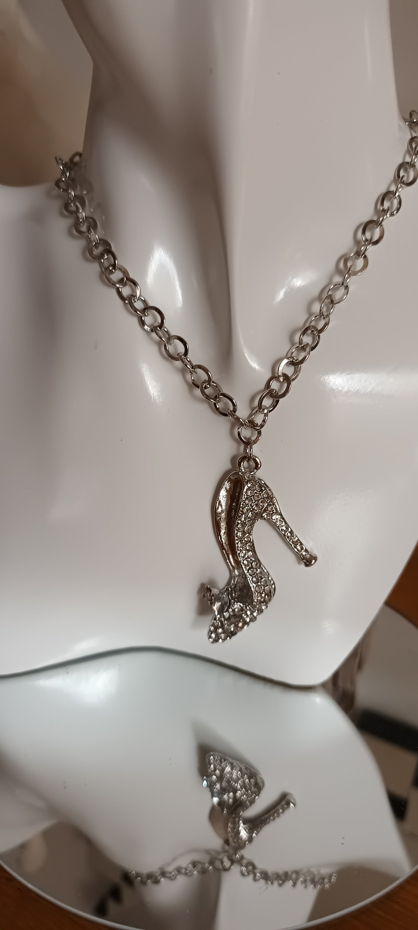 Collier pendentif chaussure à talon avec stras argenté