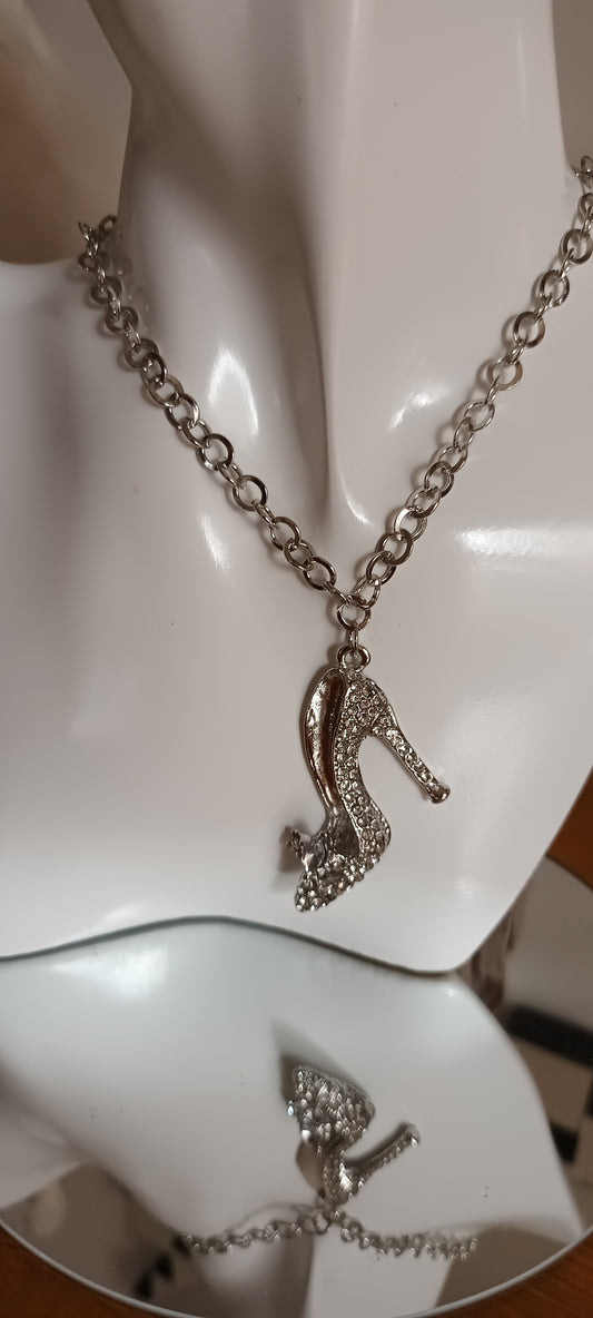 Collier pendentif chaussure à talon avec stras argenté