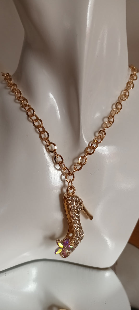 Collier pendentif chaussure à talon avec strass