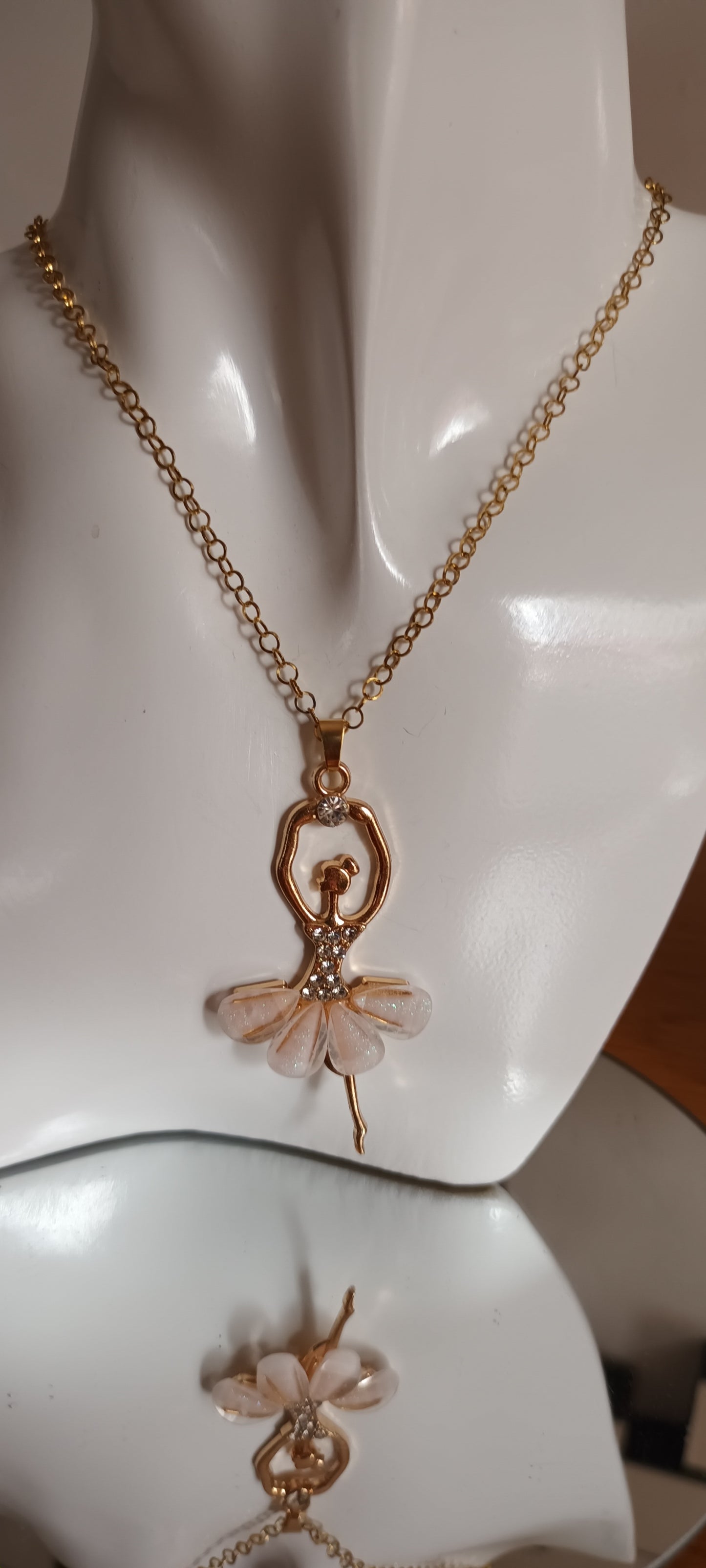 Collier pendentif danseuse étoiloe en strass