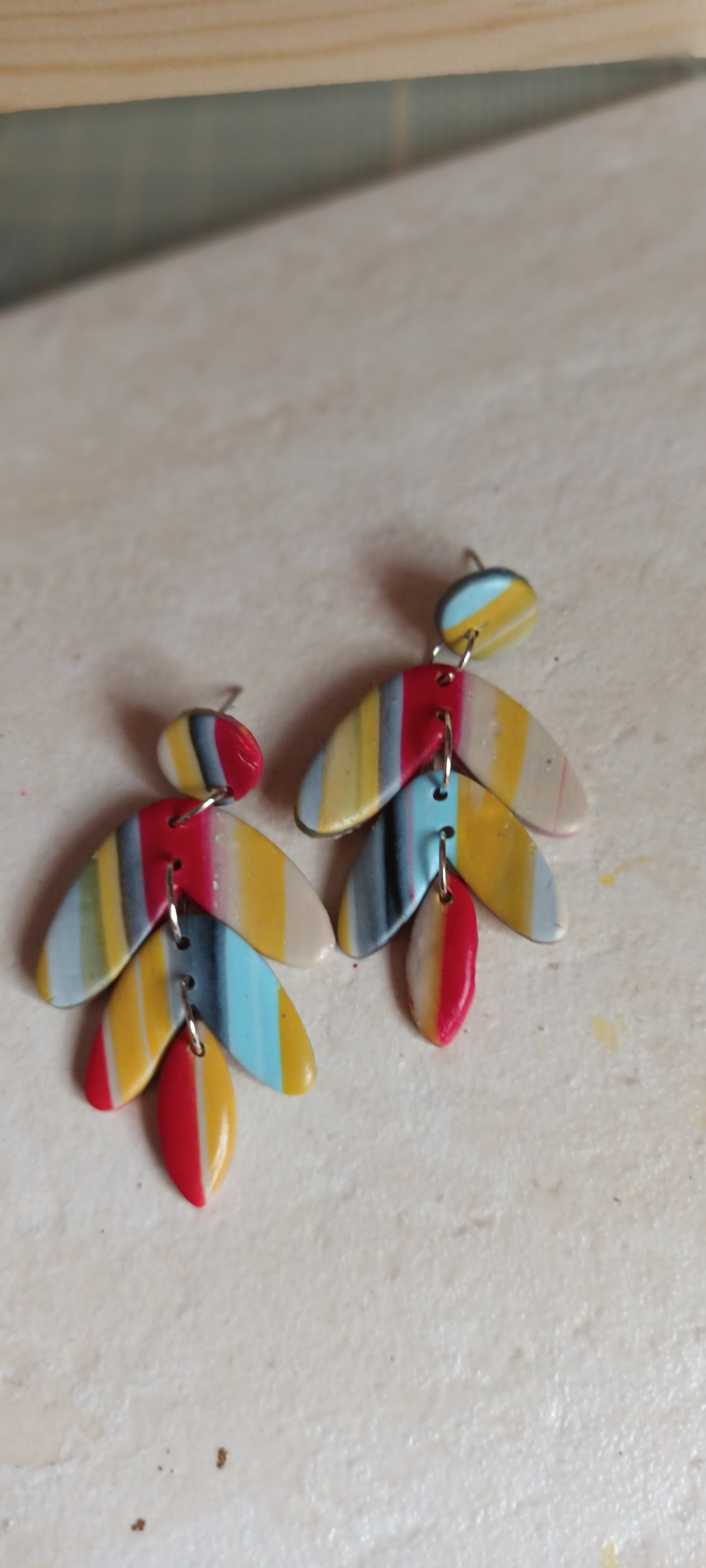 Boucles d'oreilles en pate polymère feuilles multicolores