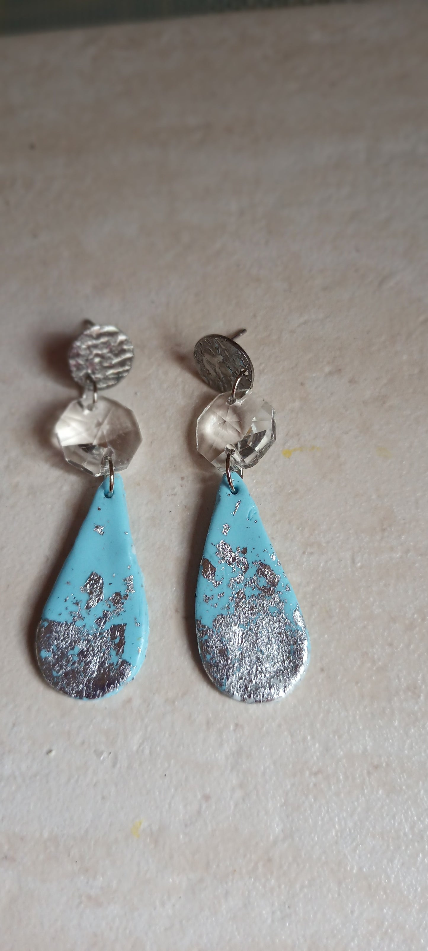 boucles d'oreilles en pate polymère forme goutte bleu