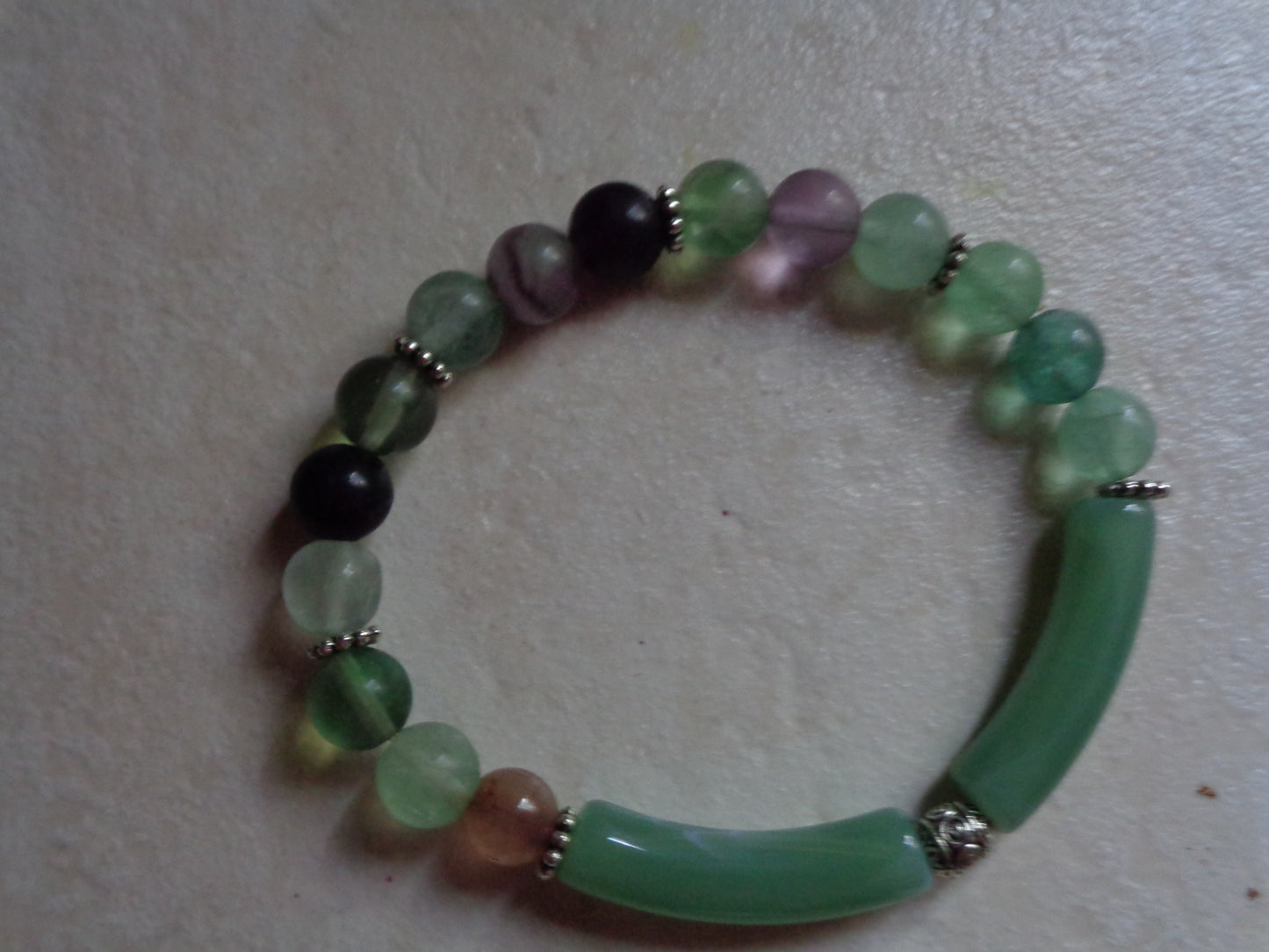 Bracelet en pierre précieuse  naturel de 8mm fluorite et tube acrylique vert