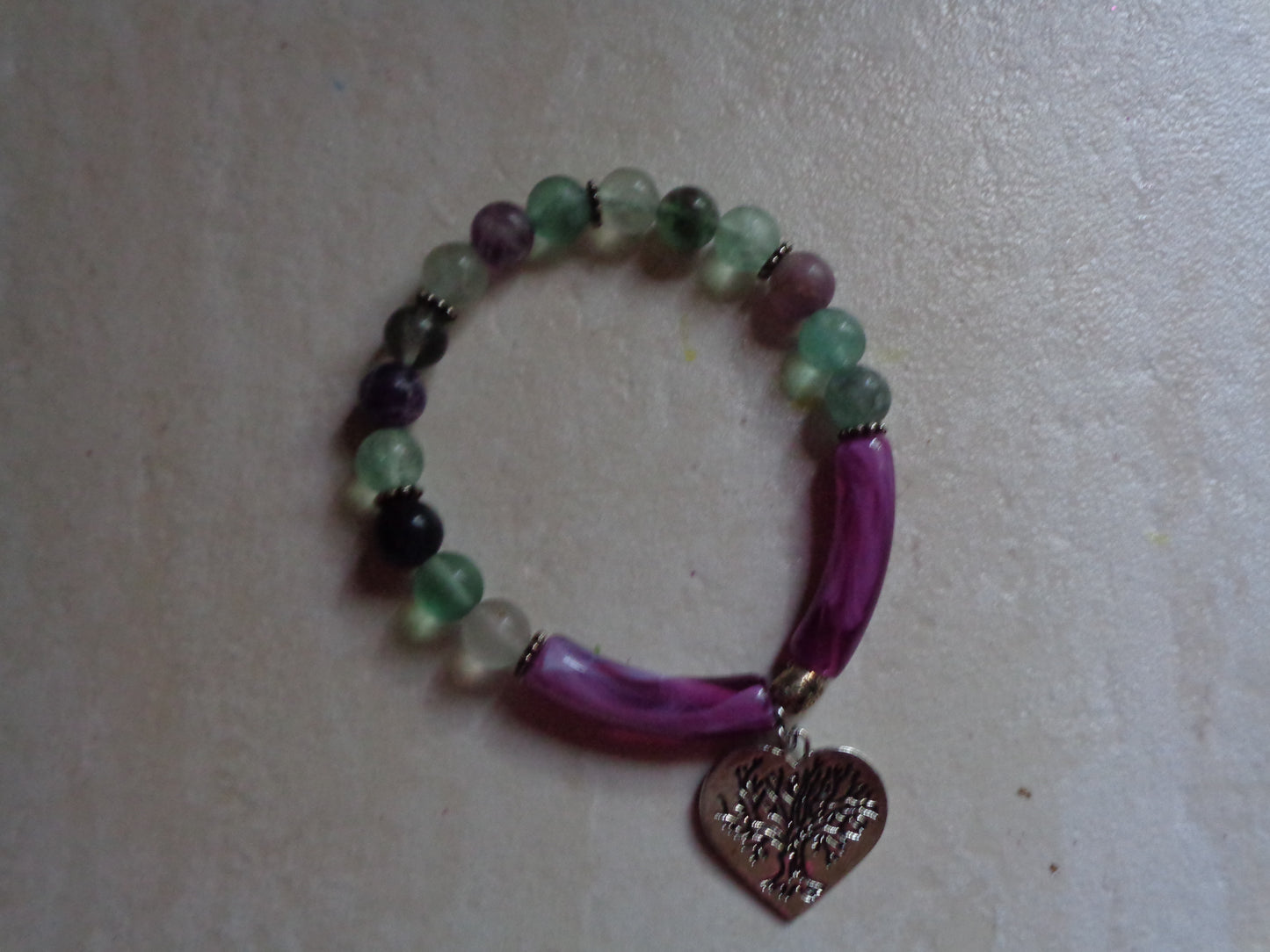 Bracelet en pierre précieuse naturel  améthyste et aventurine , tube acrylique violet.