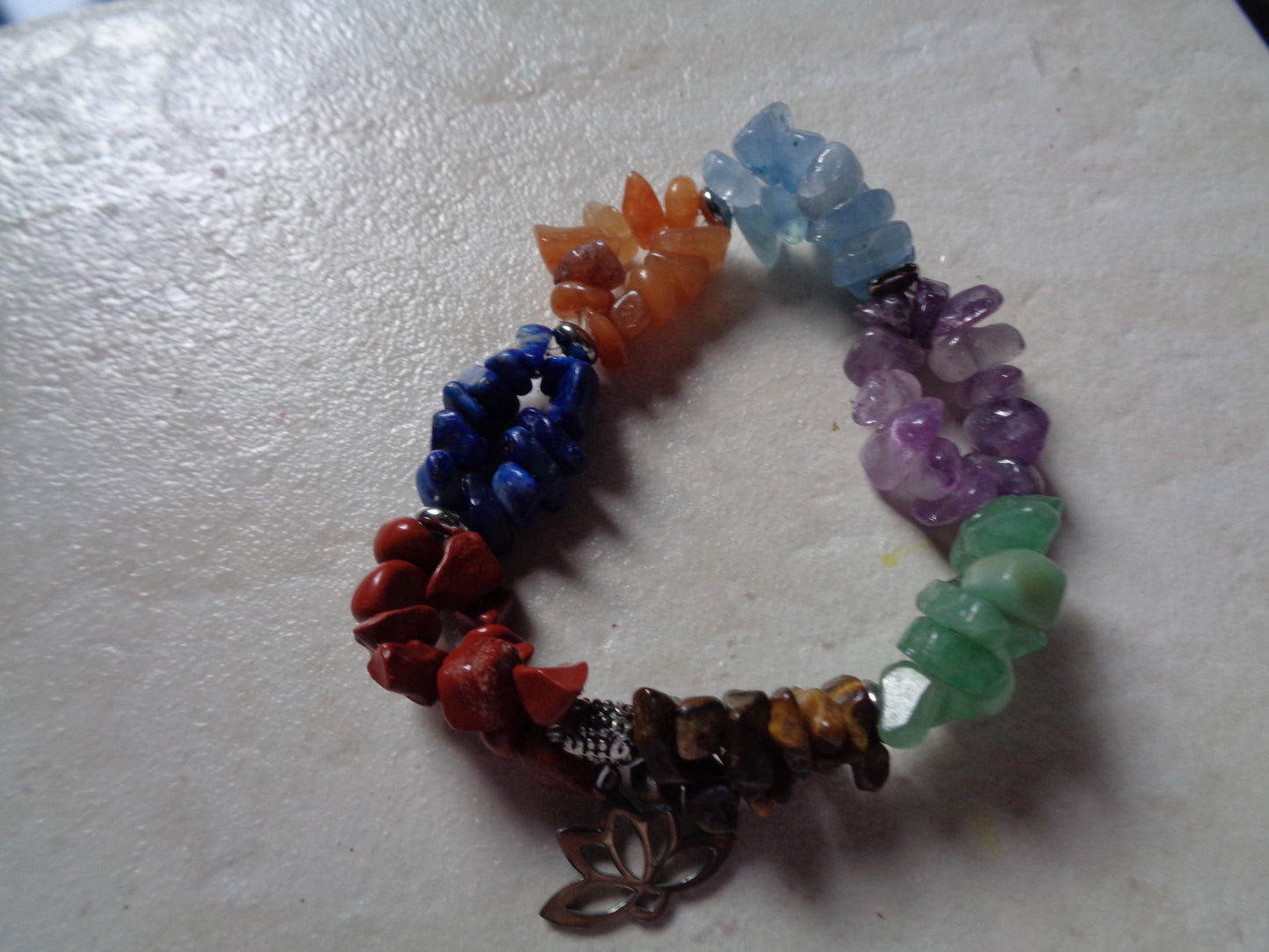 Bracelet en pierre naturel les 7 chakras.