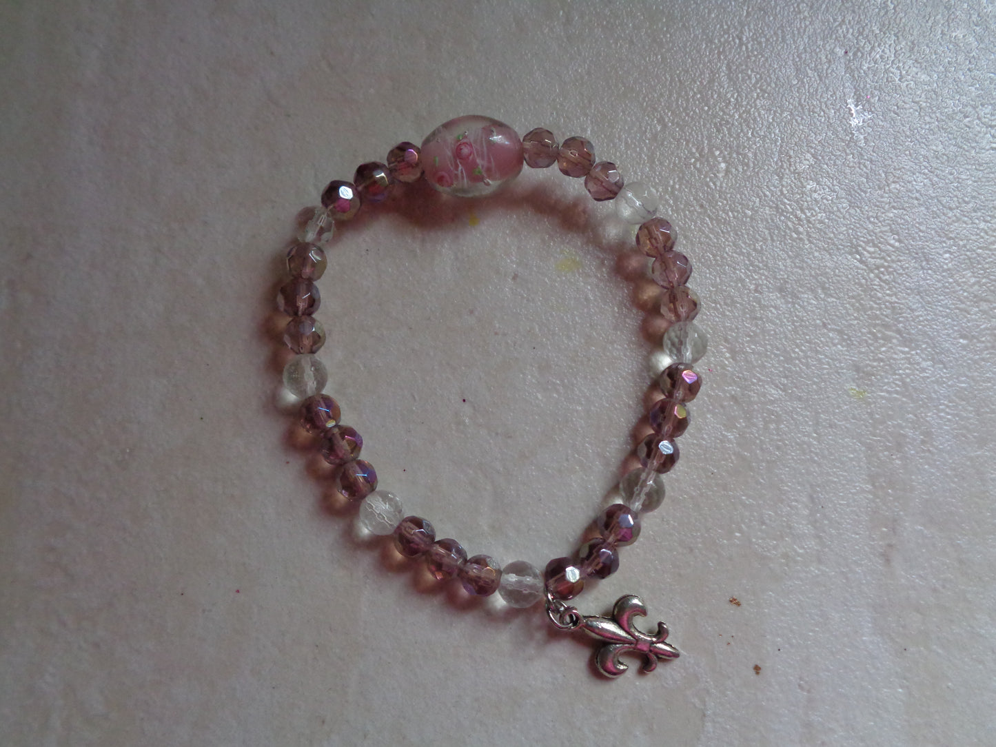 Bracelet en perle de verre breloque lys