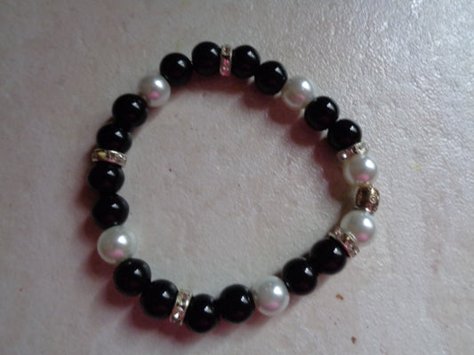 Bracelet et perle de verre noir