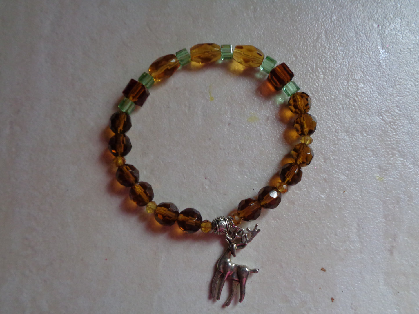 Bracelet en  perle de verre breloque cerf