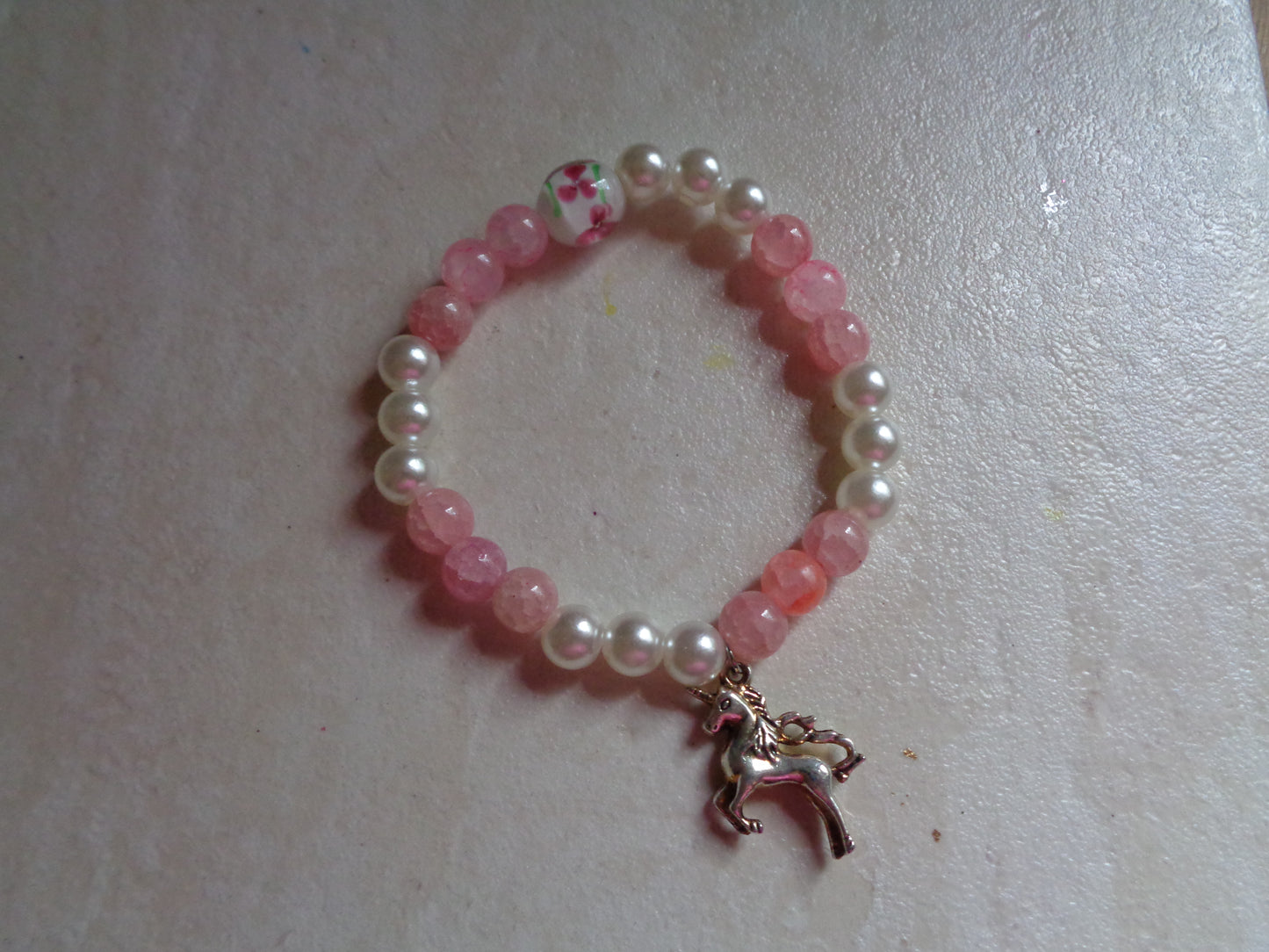 Bracelet en perle de verre breloque licorne