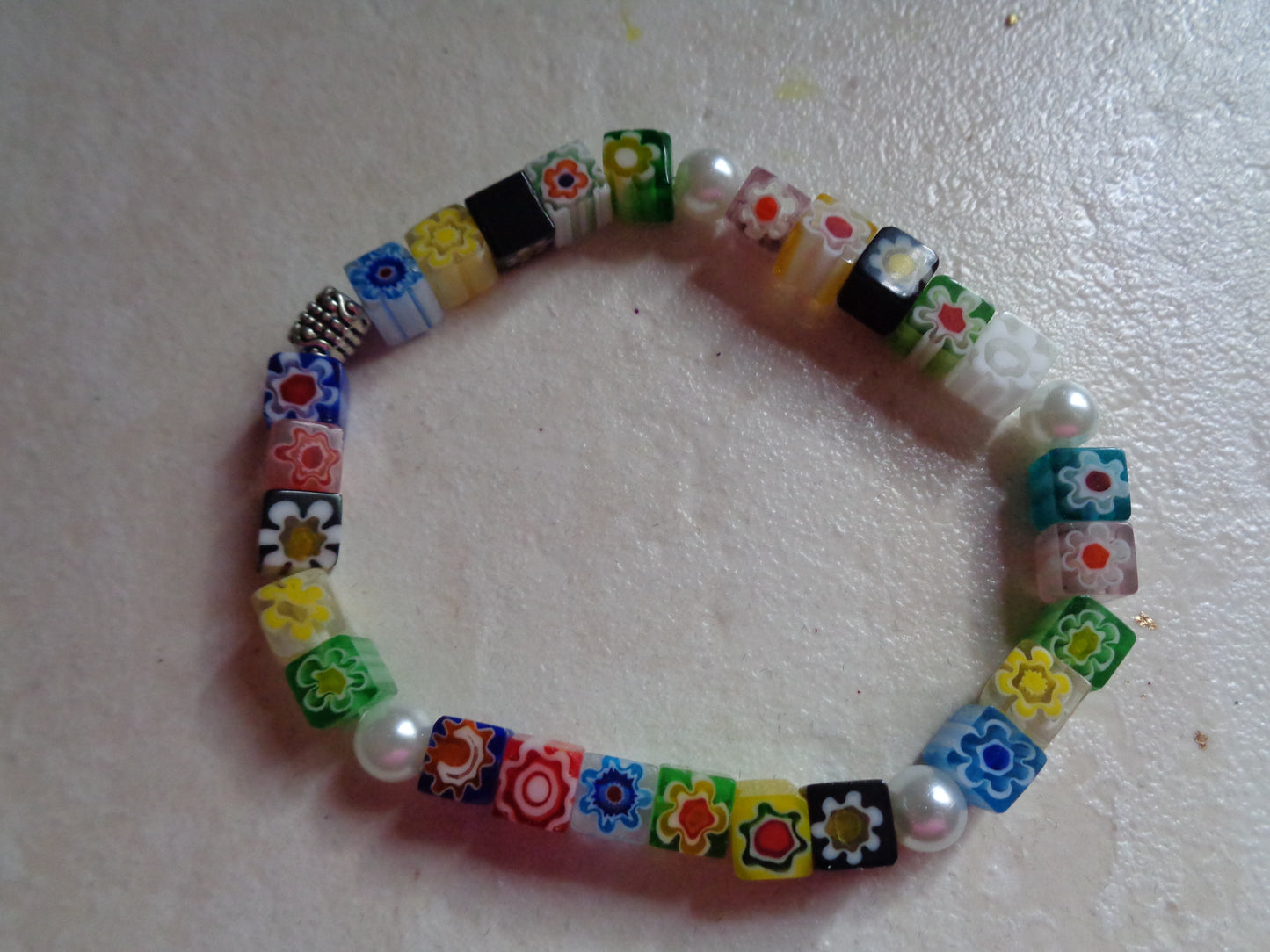 Bracelet en  perle de verre millefiori de 8mm carrées