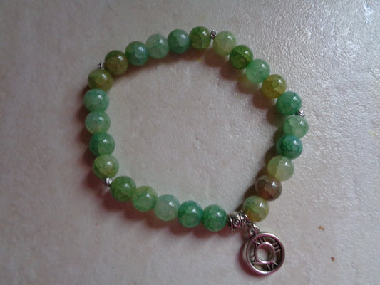 Bracelet en perle de verre breloque horloge