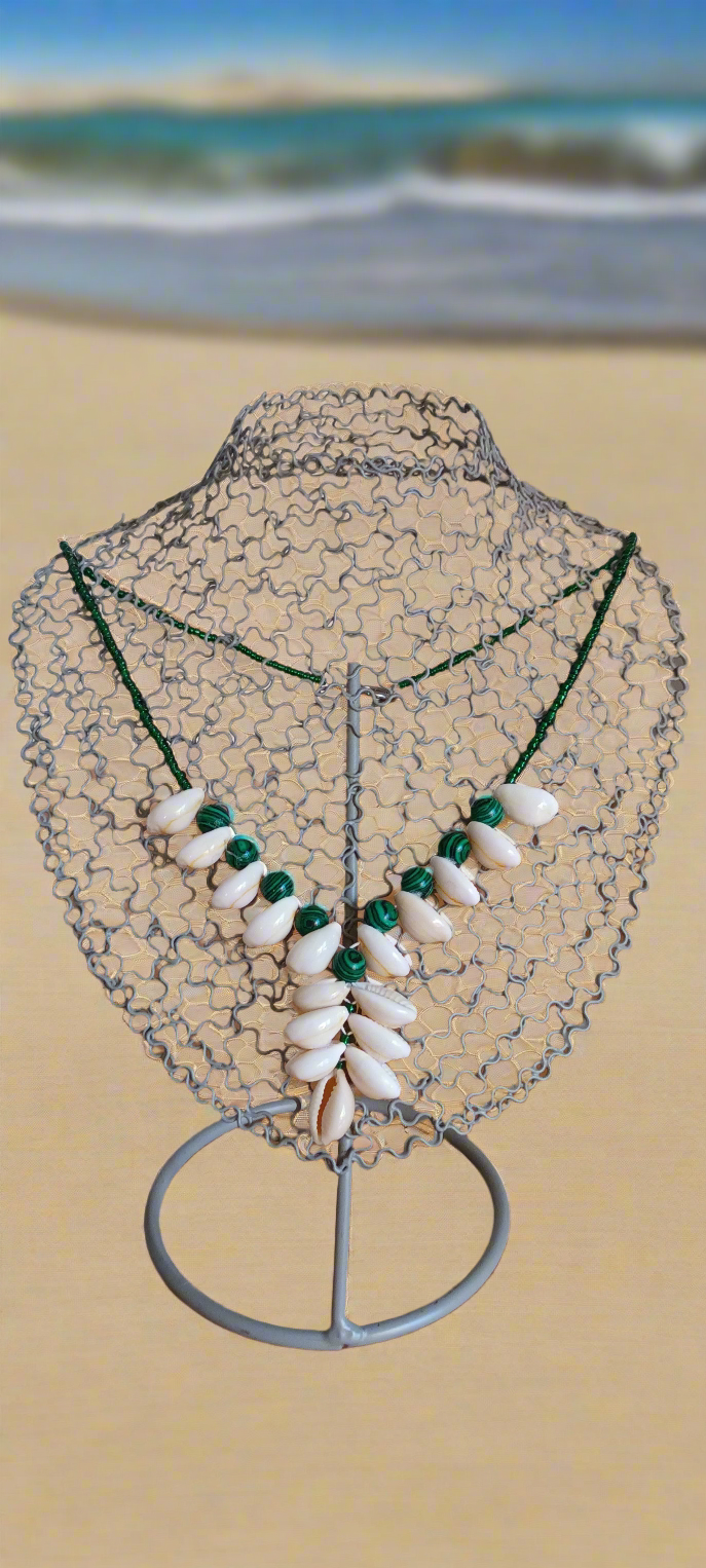 Collier Coquillages véritables, perles en verres blanches