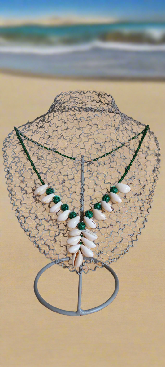 Collier Coquillages véritables, perles en verres blanches