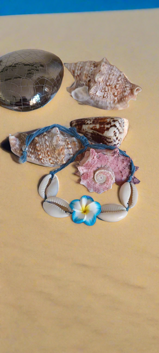 Bracelet en coquillages véritables, fleur bleue