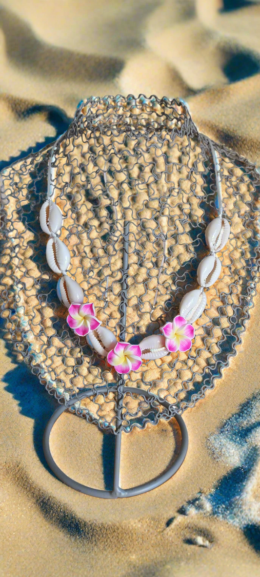 Collier Coquillages véritables et fleurs rose