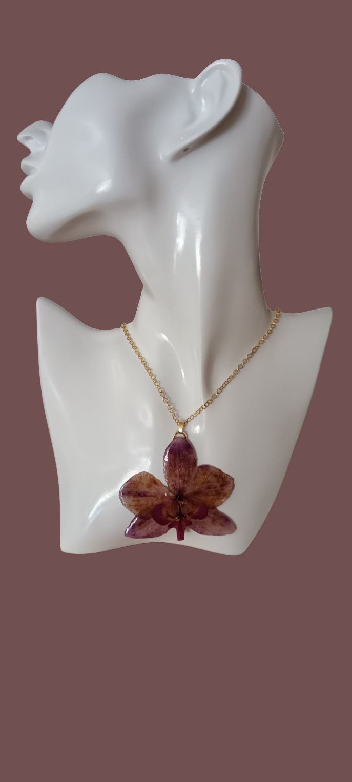 Collier orchidée séchée sous résine mauve