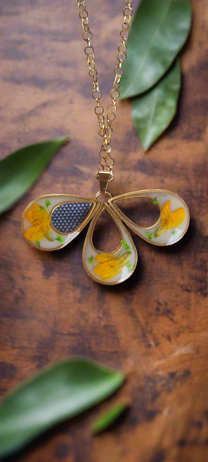 Superbe collier en résine et fleurs séchées une seule pièce unique